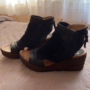 Beautiful black leather Miz Mooz Sandals !!